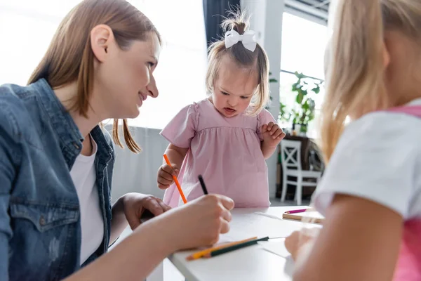 Alegre Kindergarten Maestro Dibujo Mirando Borrosa Niño Pequeño Con Síndrome — Foto de Stock