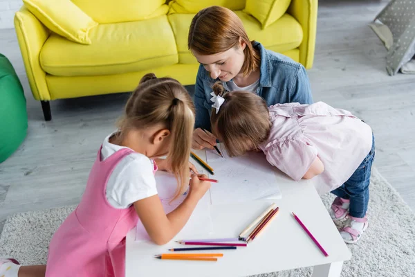 High Angle View Happy Kindergarten Teacher Drawing Kids — Stock Photo, Image