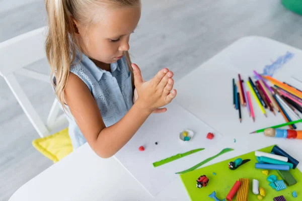 Blond Kleuter Meisje Gieten Plasticine — Stockfoto