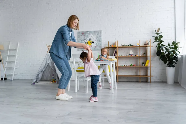 Dagis Lärare Dansar Med Funktionshindrade Barn Nära Förskolebarn Flicka — Stockfoto