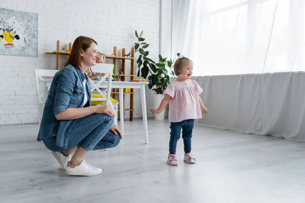 Feliz Maestro Jardín Infantes Mirando Alegre Niño Discapacitado Sala Juegos — Foto de Stock