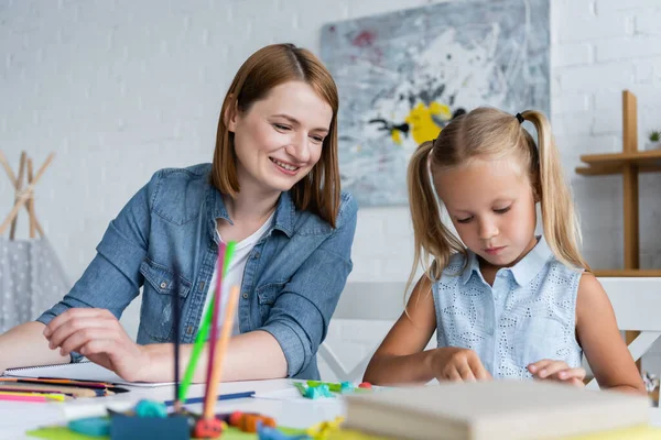 Glückliche Kindergärtnerin Blickt Auf Vorschulkind — Stockfoto