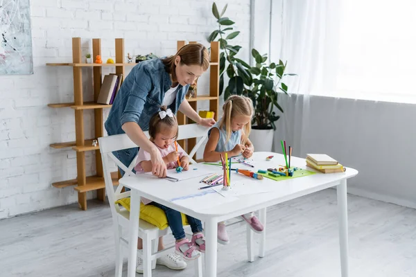 Insegnante Scuola Materna Vicino Bambino Età Prescolare Bambino Disabile Con — Foto Stock