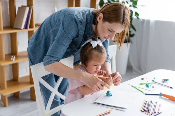 Leraar Assisteren Gehandicapte Kind Met Syndroom Gieten Plasticine Particuliere Kleuterschool — Stockfoto