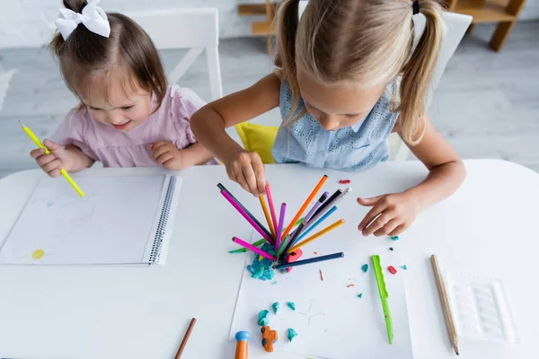 Hoge Hoek Uitzicht Kleuter Meisje Peuter Kind Met Syndroom Tekening — Stockfoto