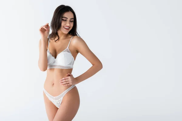 Vrolijke Jonge Vrouw Kant Lingerie Poseren Met Hand Heup Geïsoleerd — Stockfoto