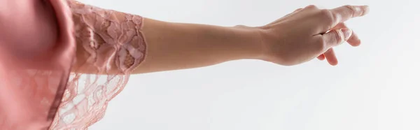 Ostříhaný Pohled Ženu Hedvábném Rouchu Ukazující Prstem Izolovaným Bílém Prapor — Stock fotografie