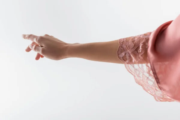 Обрізаний Вид Жінки Шовковому Халаті Вказує Палець Ізольовано Білому — стокове фото