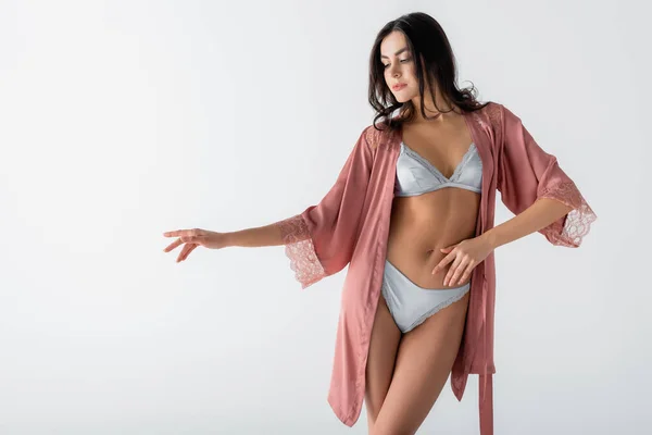 Morena Mujer Ropa Interior Gesto Mientras Posando Túnica Seda Aislado — Foto de Stock