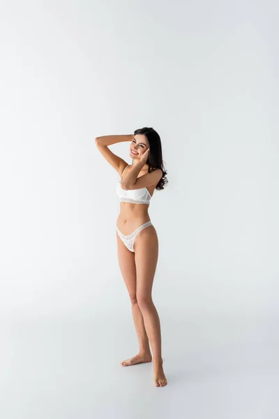 Comprimento Total Jovem Descalça Mulher Alegre Lingerie Posando Branco — Fotografia de Stock