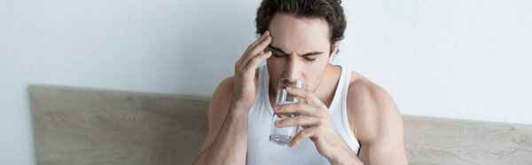 Нездоровый человек касается головы и питьевой воды, страдая от мигрени, баннера