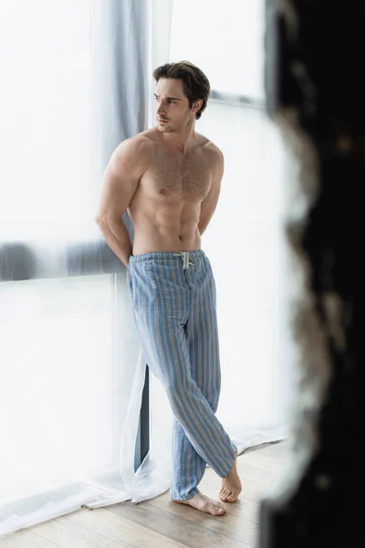 Hombre Sin Camisa Pantalones Pijama Rayas Pie Con Las Manos —  Fotos de Stock