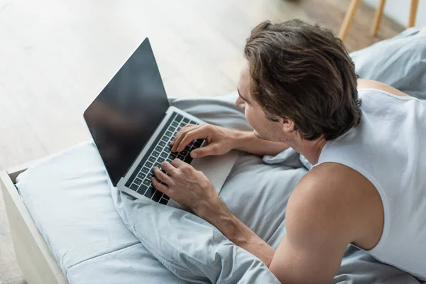 High Angle View Brunette Man Typing Laptop Blank Screen Bed — Stock Photo, Image