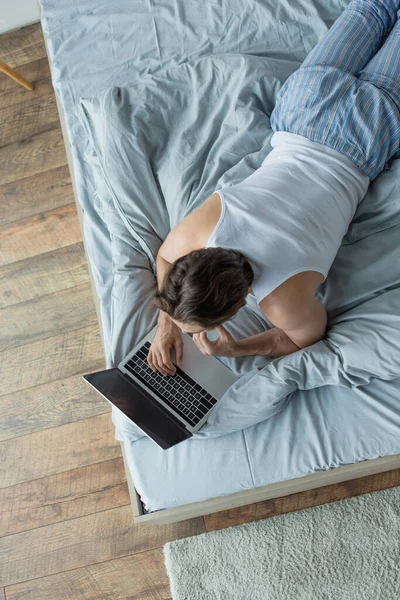 Overhead View Brunette Man Using Laptop Blank Screen Bed — Stock Photo, Image