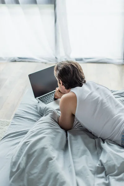 Brunette Man Lying Bed Using Laptop Blank Screen — Stock Photo, Image