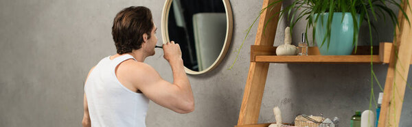 молодой человек чистить зубы в ванной комнате, баннер