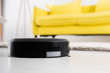 Yerdeki robot elektrik süpürgesinin görüntüsünü kapat 