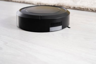 Yerdeki robot elektrik süpürgesinin görüntüsünü kapat 