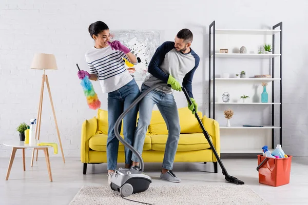 Pareja Interracial Positiva Divirtiéndose Mientras Limpia Casa — Foto de Stock