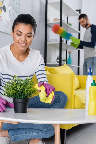 Africano Americano Mulher Segurando Pano Perto Planta Namorado Borrado Casa — Fotografia de Stock