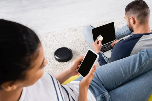 Robotic Vacuum Cleaner Carpet Interracial Couple Using Devices Credit Card — Stock Photo, Image