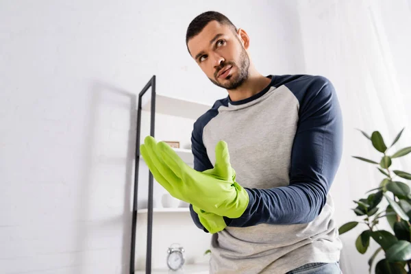 Uomo Che Indossa Guanti Gomma Durante Pulizia Della Casa — Foto Stock