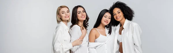 Grupo Alegres Modelos Multiétnicos Sonriendo Aislados Gris Bandera — Foto de Stock