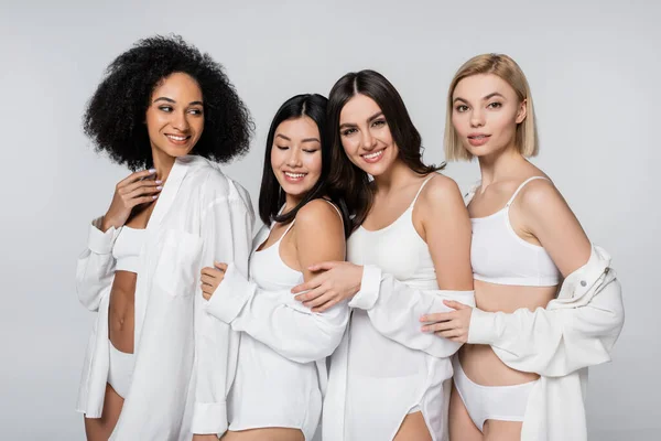 Grupo Modelos Multiétnicos Alegres Sorrindo Posando Isolado Cinza — Fotografia de Stock