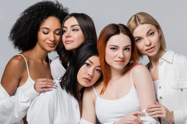 Modelos Asiáticos Afroamericanos Posando Con Mujeres Jóvenes Aisladas Gris — Foto de Stock