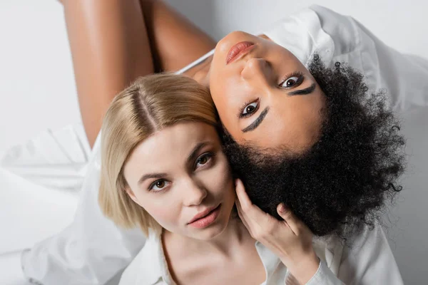 Vista Superior Morena Interracial Modelos Rubias Mirando Cámara Blanco — Foto de Stock