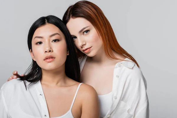Brünette Asiatische Frau Und Rotschopf Modell Posiert Isoliert Auf Grau — Stockfoto
