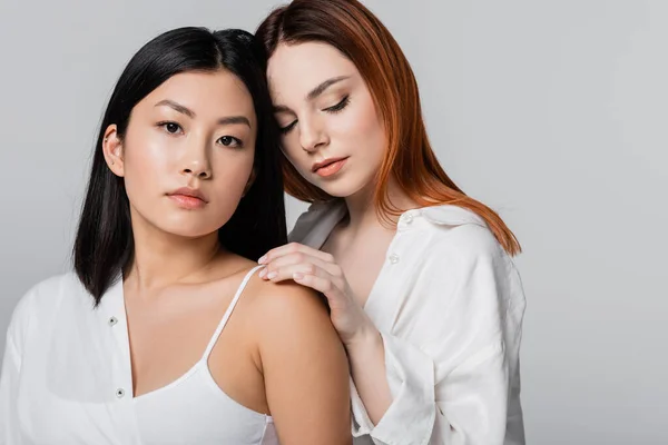 Morena Asiático Mujer Pelirroja Modelo Posando Juntos Aislado Gris — Foto de Stock