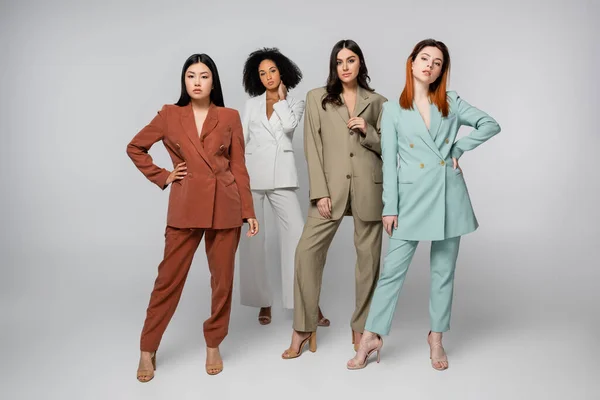 Voller Länge Multiethnische Modelle Pastellfarbenen Anzügen Posieren Auf Grau — Stockfoto