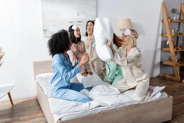 Grupo Amigos Interracial Felices Pijamas Teniendo Pelea Almohadas Durante Fiesta —  Fotos de Stock