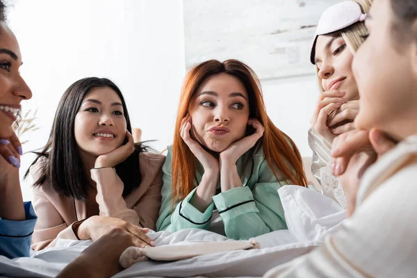 Grupo Mujeres Interracial Felices Hablando Durante Fiesta Pijamas —  Fotos de Stock