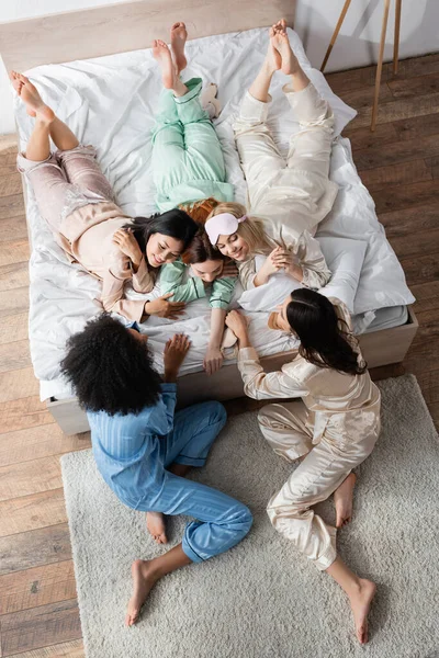 High Angle View Smiling Interracial Women Lying Bed Slumber Party — Stock Photo, Image