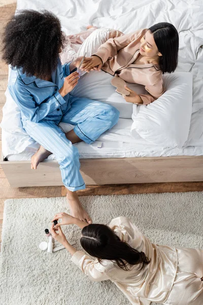 Vista Superior Mujer Afroamericana Haciendo Manicura Amigo Asiático Durante Fiesta — Foto de Stock