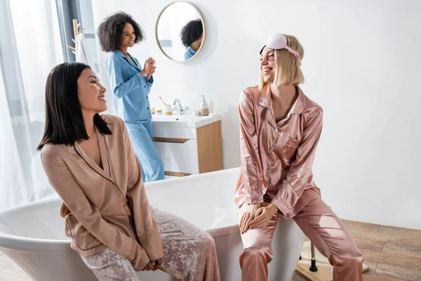 Happy Asian Blonde Friends Looking Each Other Bathroom — Stock Photo, Image