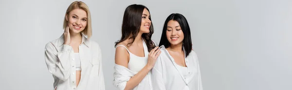 Радісні Міжрасові Молоді Моделі Білих Сорочках Позують Ізольовані Сірому Банер — стокове фото