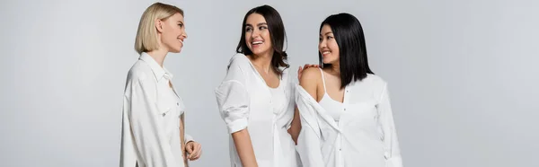 Alegres Modelos Jovens Multiétnicos Camisas Brancas Sorrindo Enquanto Olham Para — Fotografia de Stock