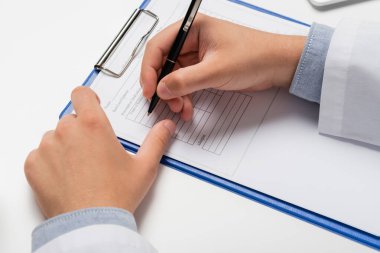 Doktorun reçeteyi panoya yazışının kısmi görünümü
