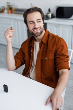 Mutfakta daha hafif tıbbi esrar bulunduran olumlu bir adam. 