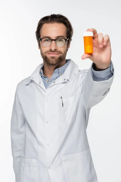 白色に隔離された乾燥した医療大麻の入った眼鏡保持器の医師 — ストック写真