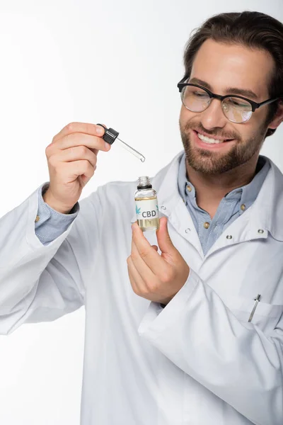 Sonriente Médico Sosteniendo Vial Gotero Aceite Cbd Aislado Blanco —  Fotos de Stock