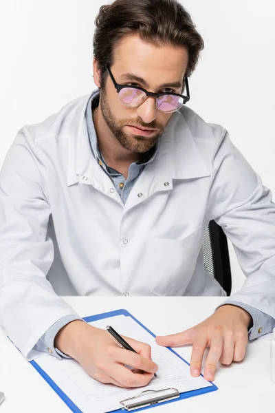 Doctor Anteojos Blanco Abrigo Escritura Diagnóstico Portapapeles Aislado Blanco — Foto de Stock