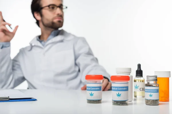 Selectieve Focus Van Containers Met Medische Cannabis Behandeling Bijna Wazig — Stockfoto