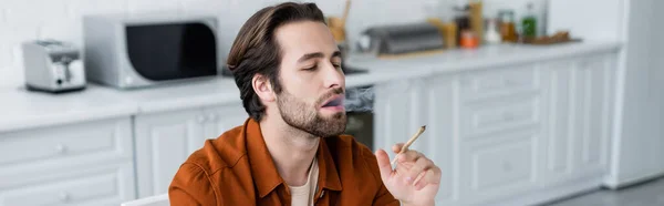 Άνδρας Καπνίζοντες Άρθρωση Της Ιατρικής Κάνναβης Στην Κουζίνα Πανό — Φωτογραφία Αρχείου