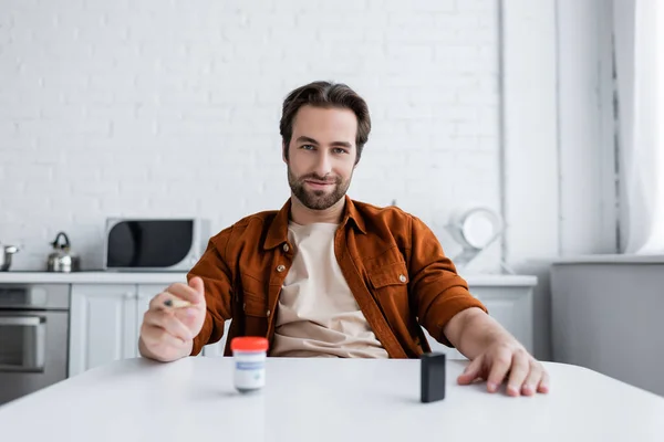 Hombre Con Articulación Borrosa Cannabis Mirando Cámara Cocina — Foto de Stock