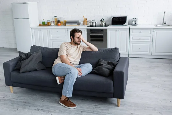 Mann Leidet Unter Kopfschmerzen Auf Couch — Stockfoto