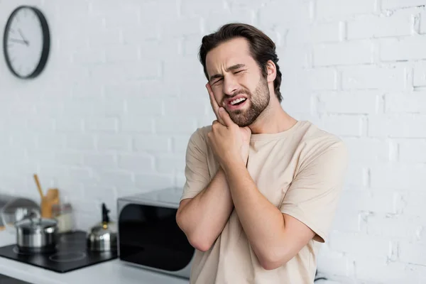 Hombre Que Sufre Dolor Muelas Mientras Toca Mejilla — Foto de Stock